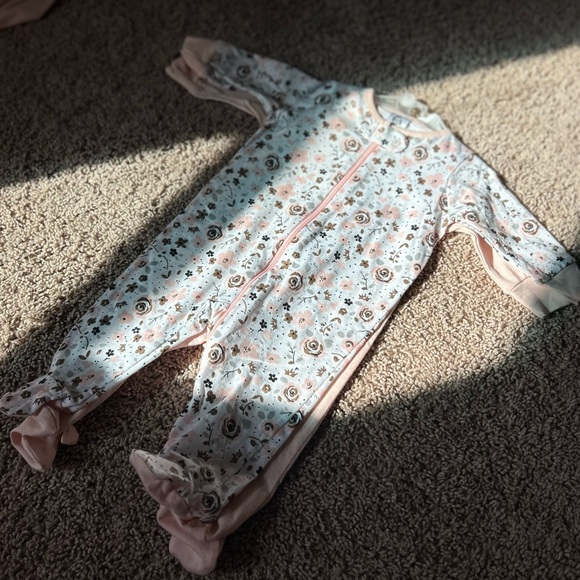 Organic 0-3 month old
Baby Girl Clothes + Burp
Cloths Bundle - Picture 4 of 5